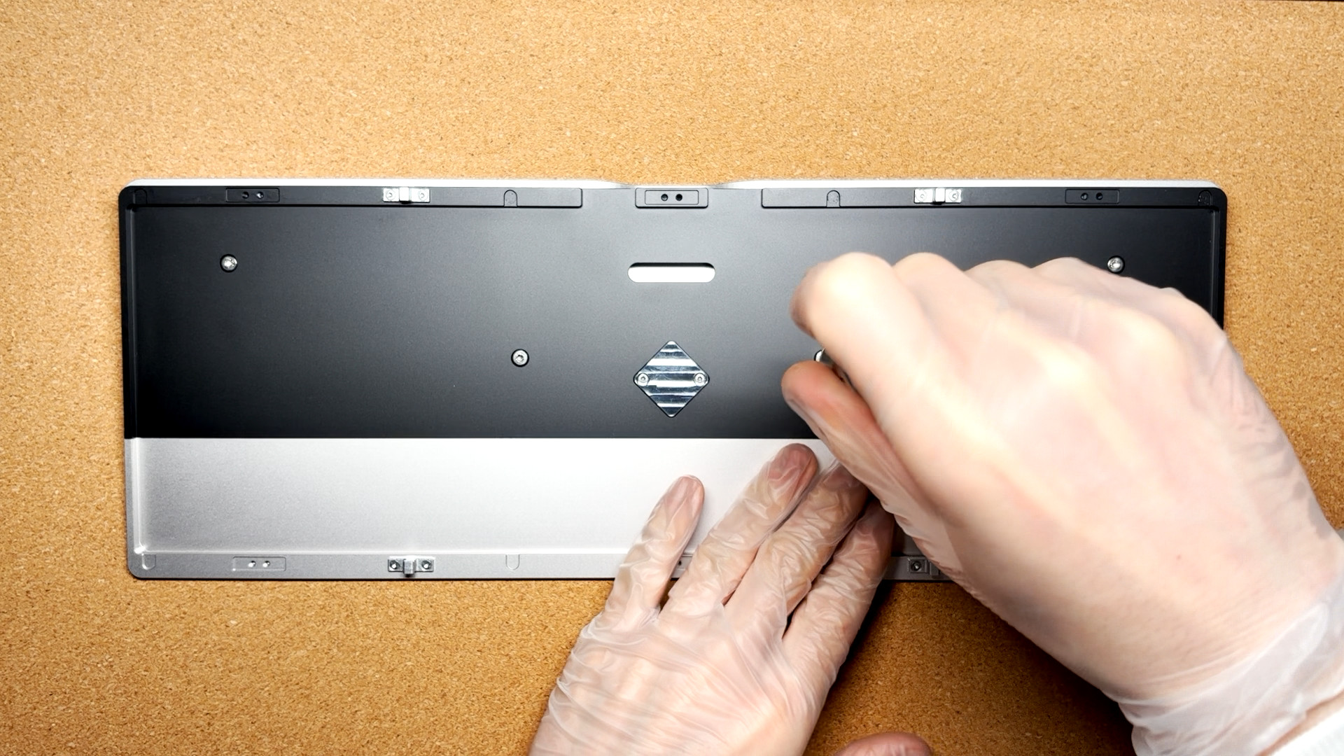 拆下中框与底壳固定螺丝